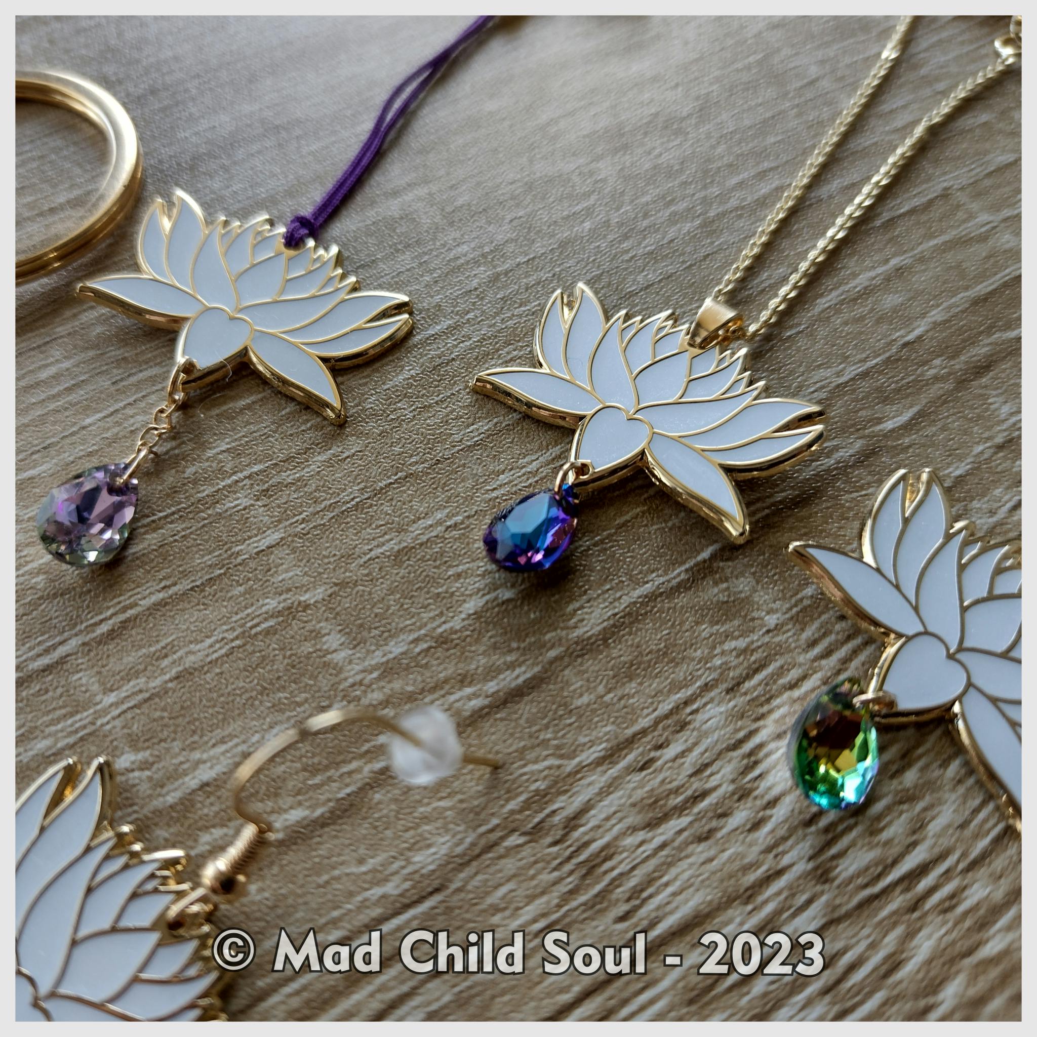 1x NECKLACE : Lotus (Blue Drop)