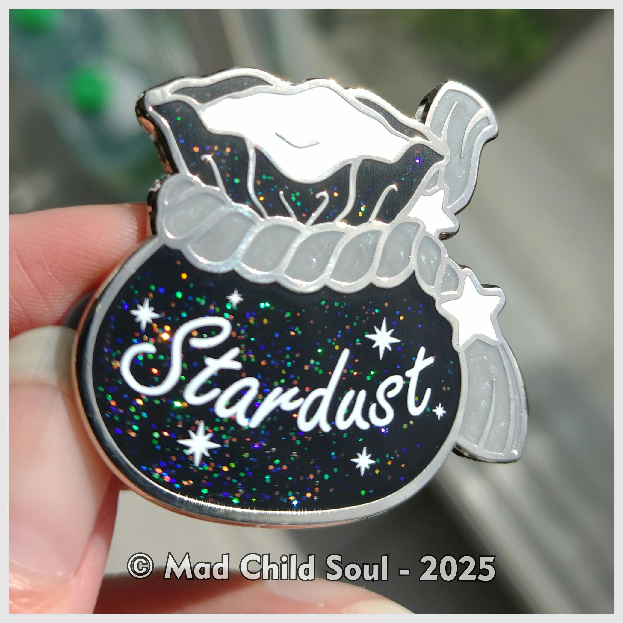 1x PIN : Stardust Black & White (silver)