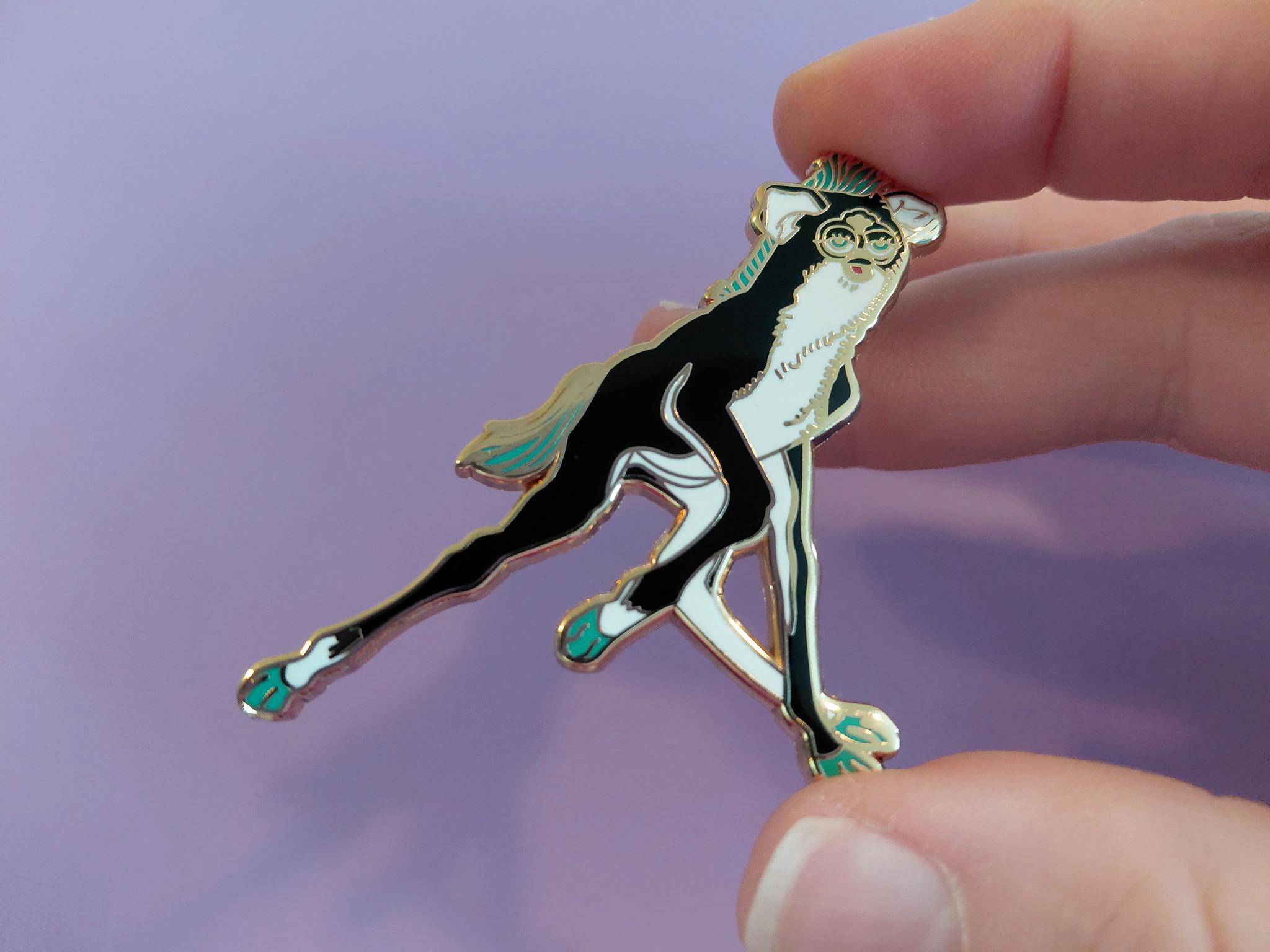 Furbtaur pin - gold