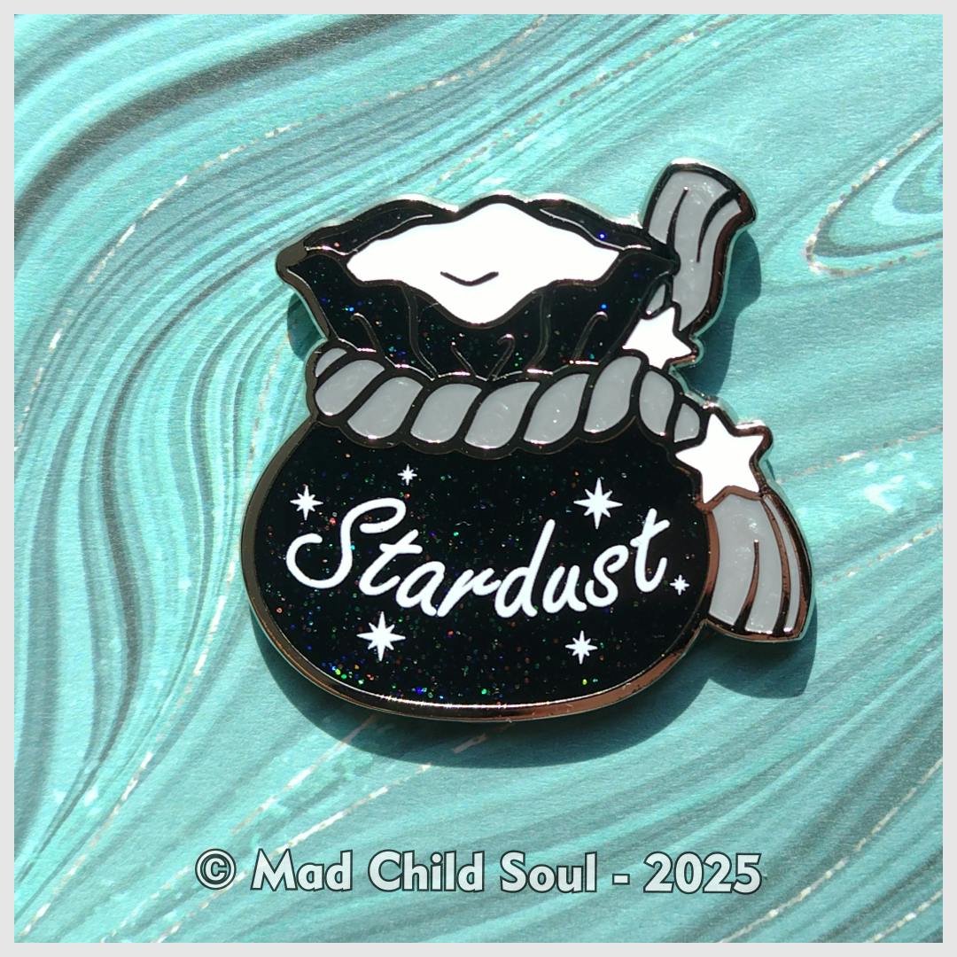 1x PIN : Stardust Black & White (silver)