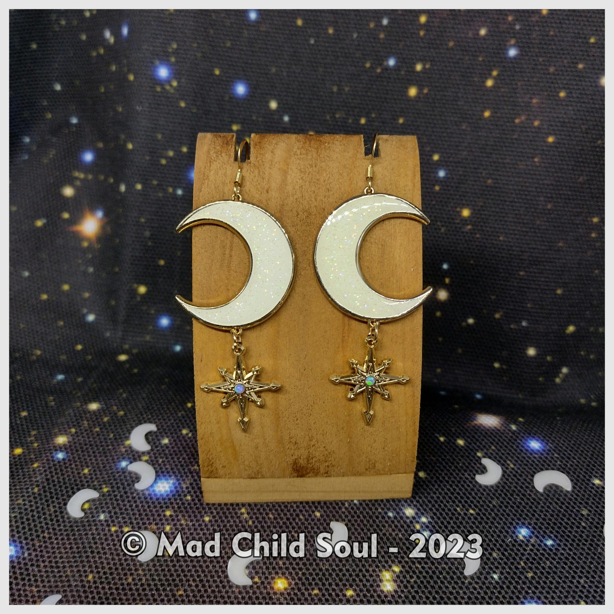 1x PAIR OF EARRINGS : White Moon (gold)