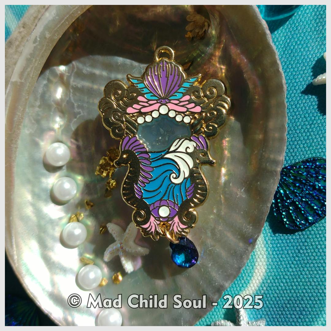 1x PIN : Ocean Healing Wave Lantern (gold)