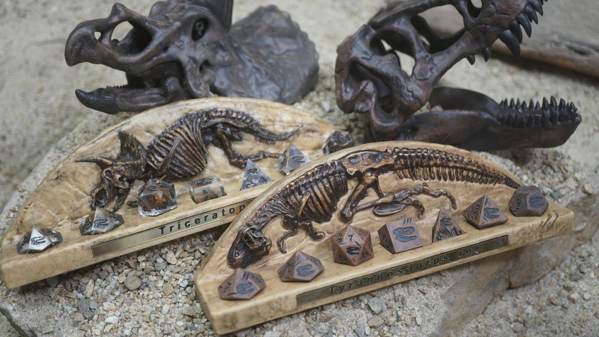 Couverture de Fossil Dice: Made from REAL T. rex & Triceratops Bones