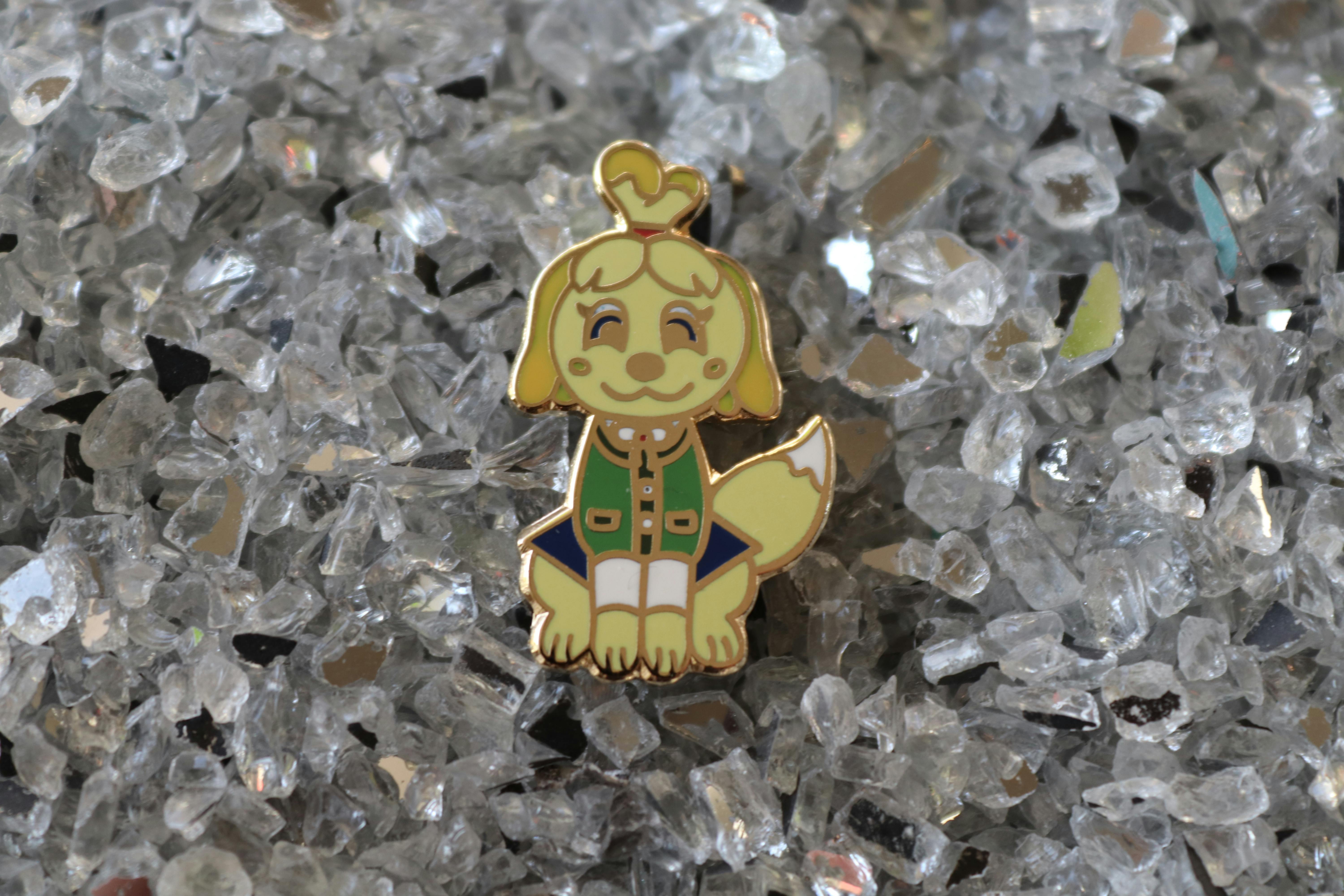 Isabelle enamel pin