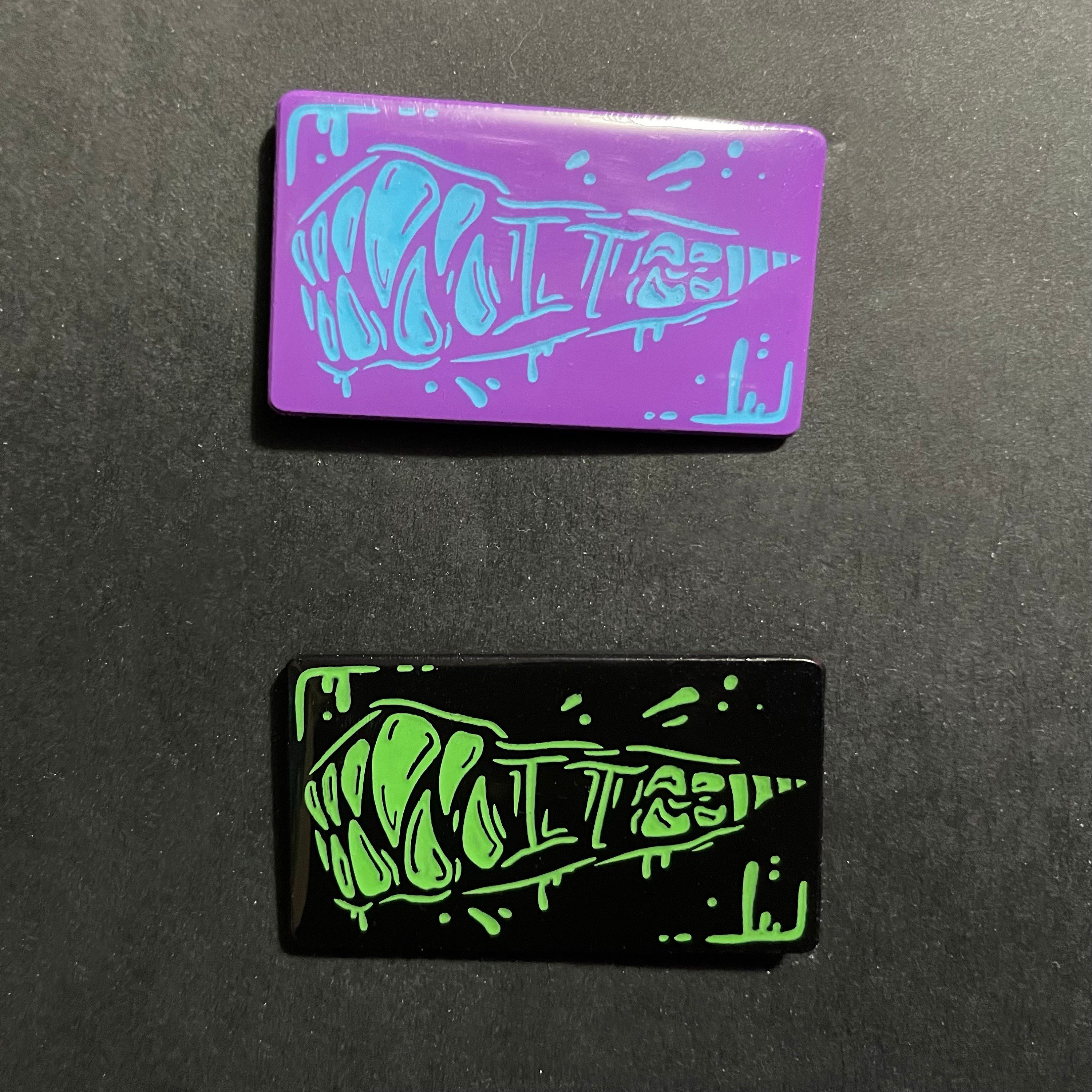 Random color "it" pronoun teeth pin
