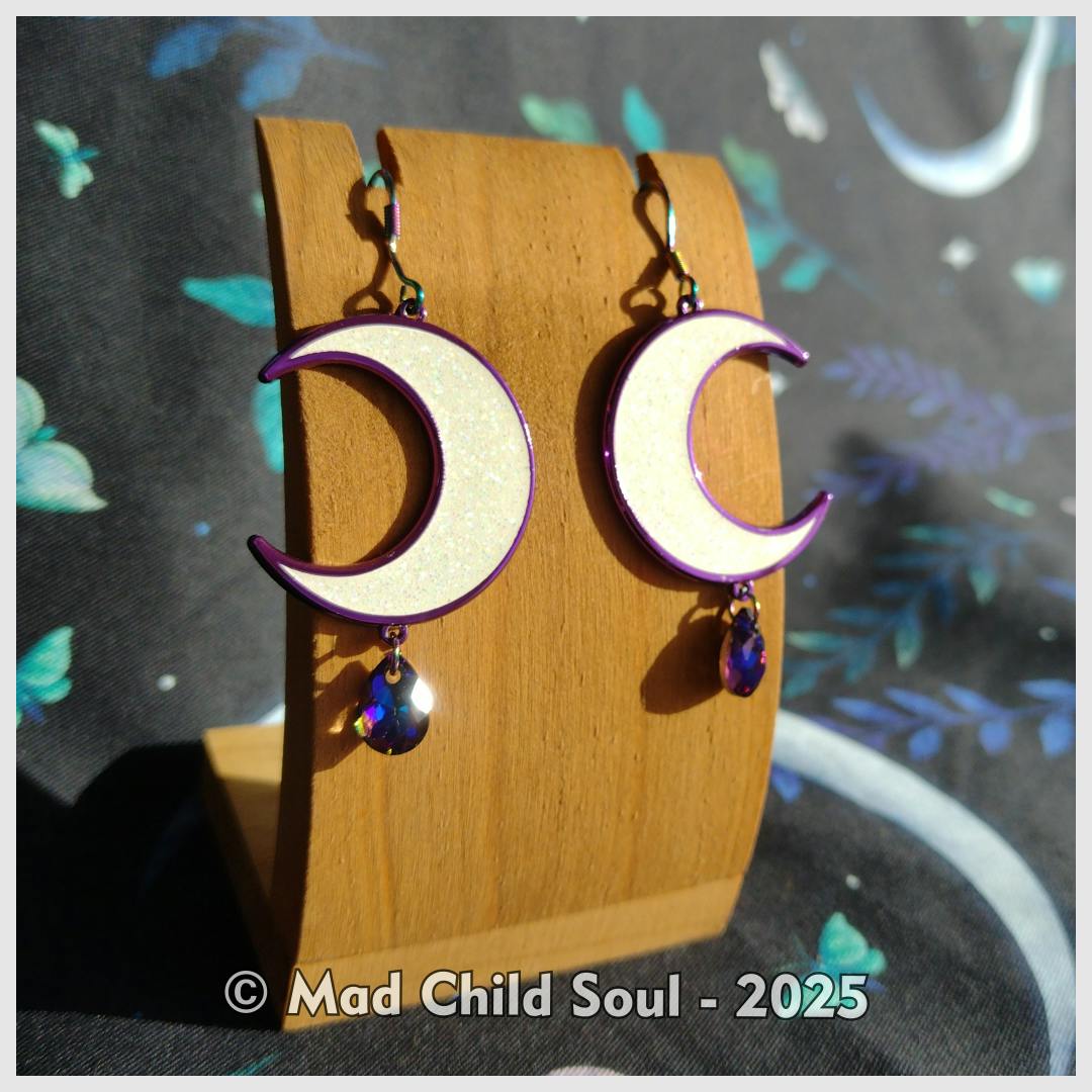 1x PAIR OF EARRINGS : White Moon (purple chrome)