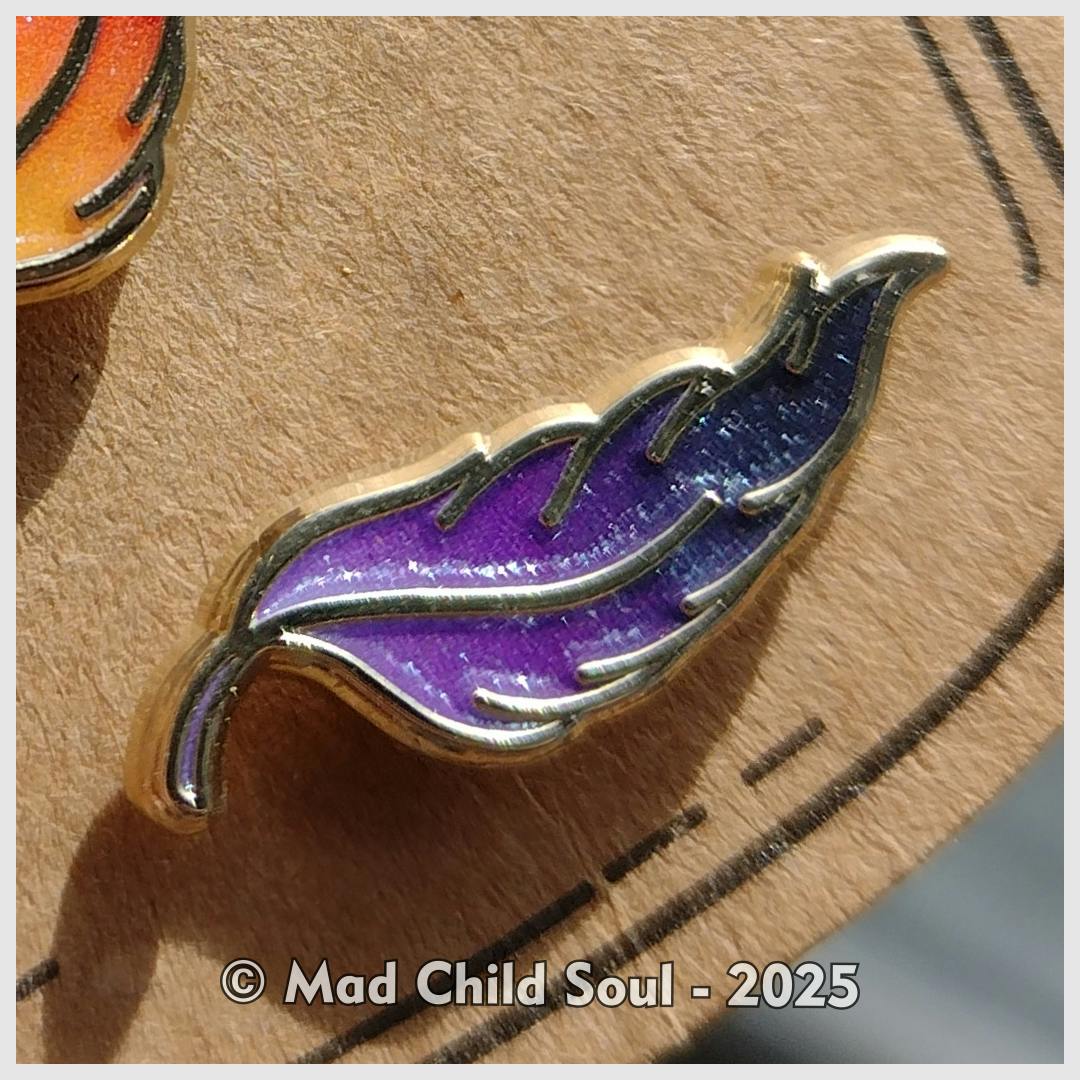 1x MINI PIN : Purple Feather