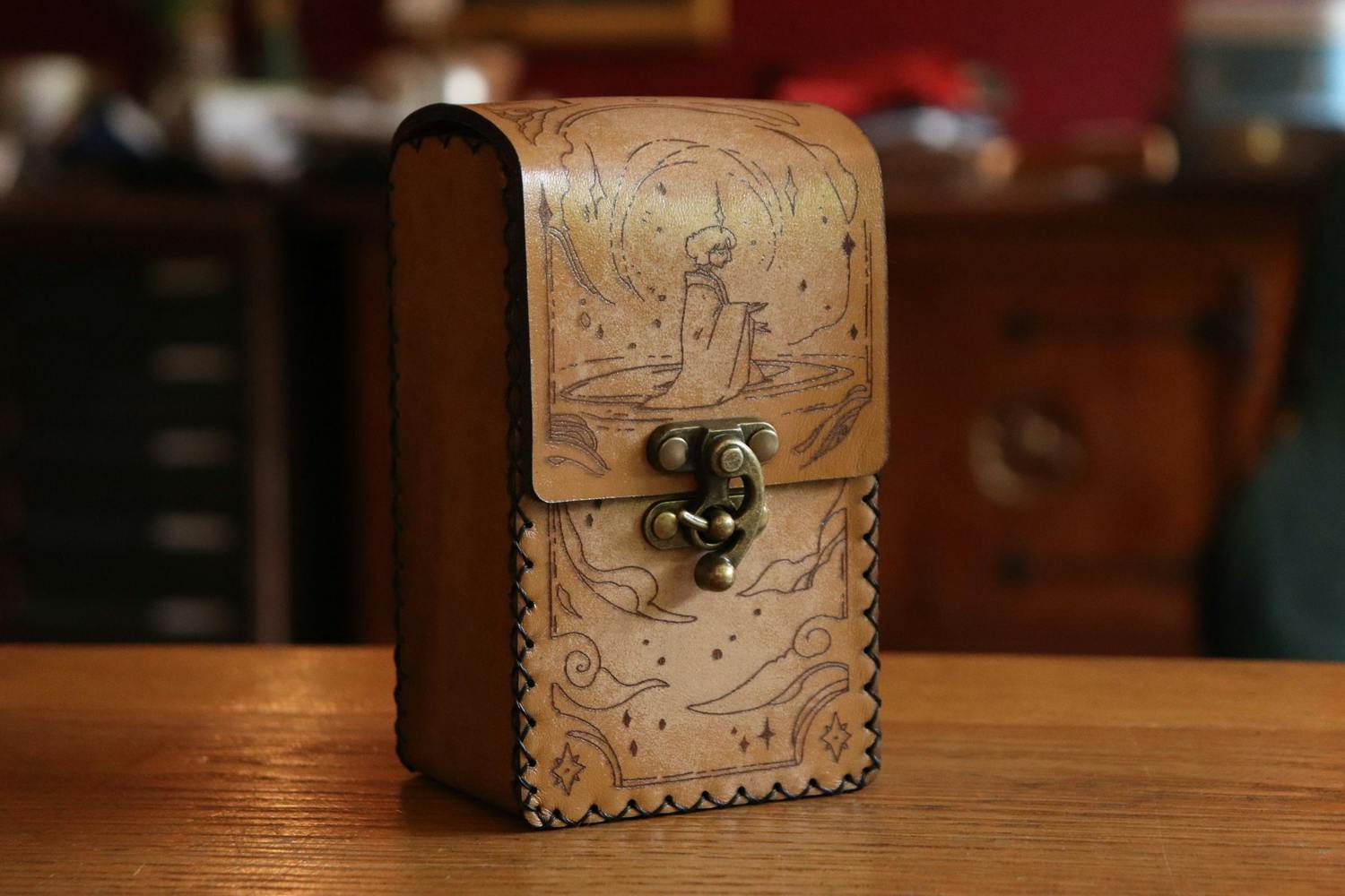 The Speechless Bard shot this gorgeous picture of the final prototype after it was fully assembled, showing a moccha brown bag standing on a wooden surface with design 3
